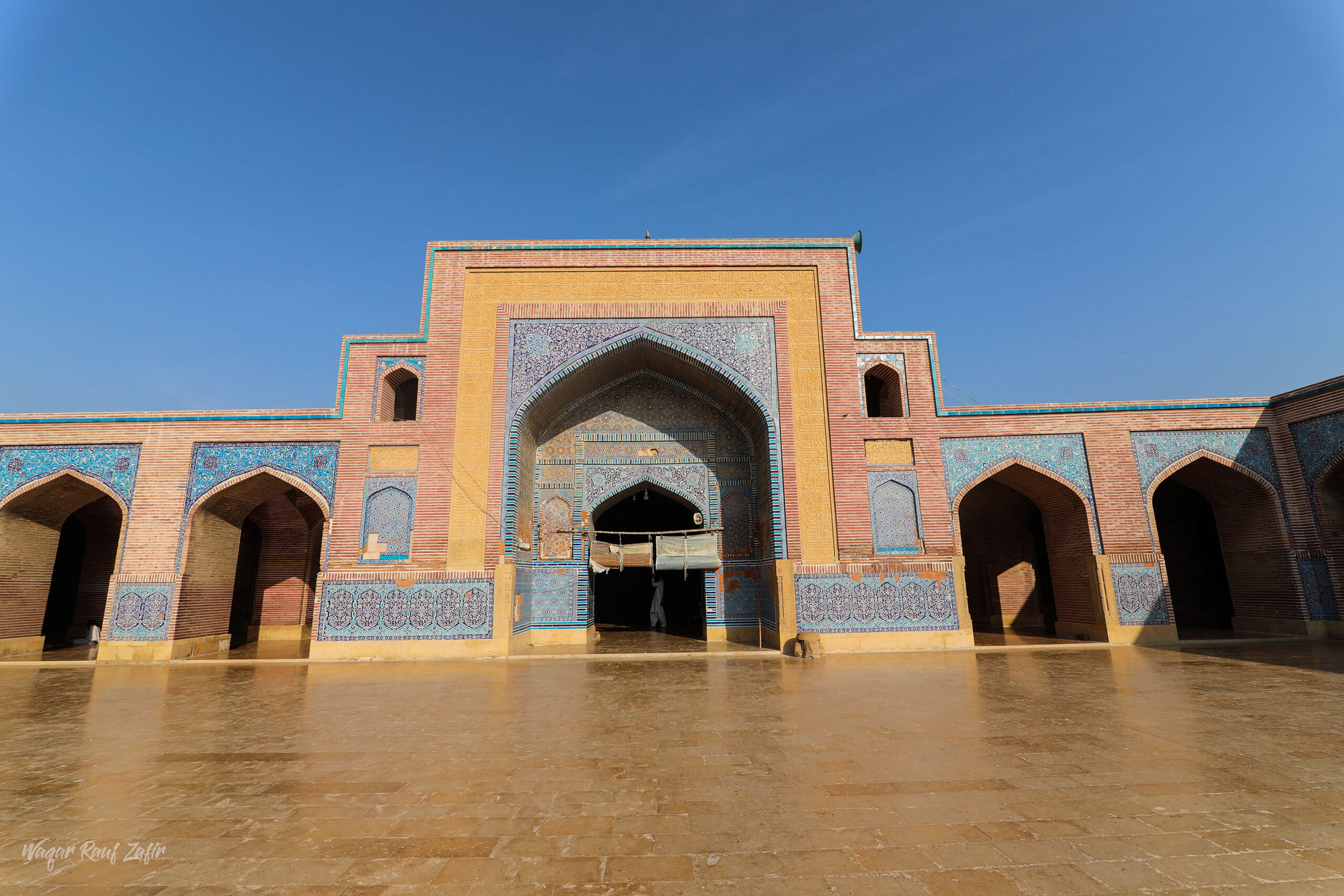 Wideness of the Mosque - Shah Jahan Mosque, Thatta